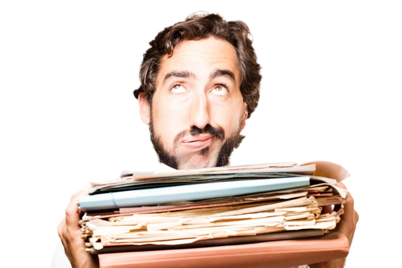 Pasta de documentos organizados sobre mesa de escritório