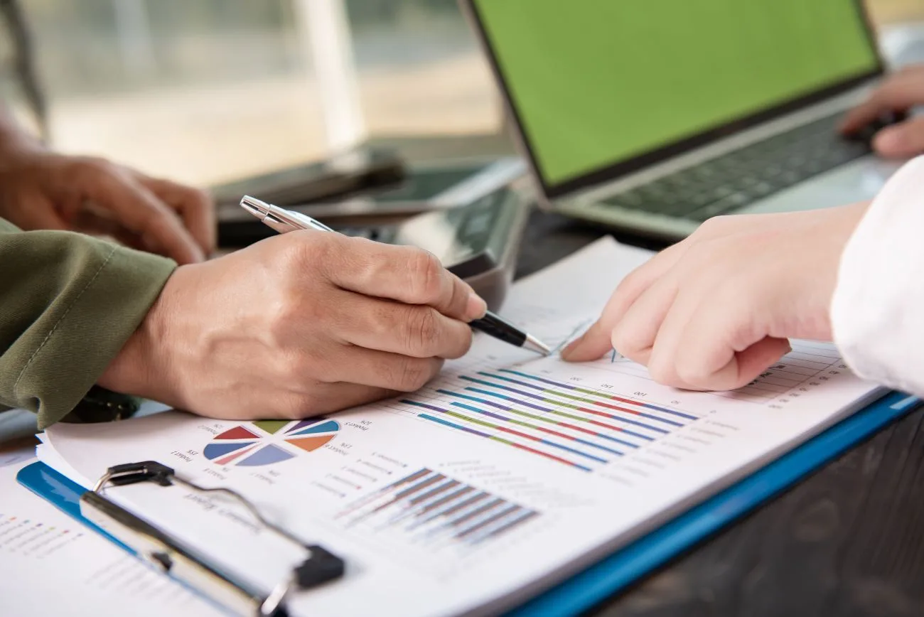 Documentos financeiros e calculadora sobre a mesa