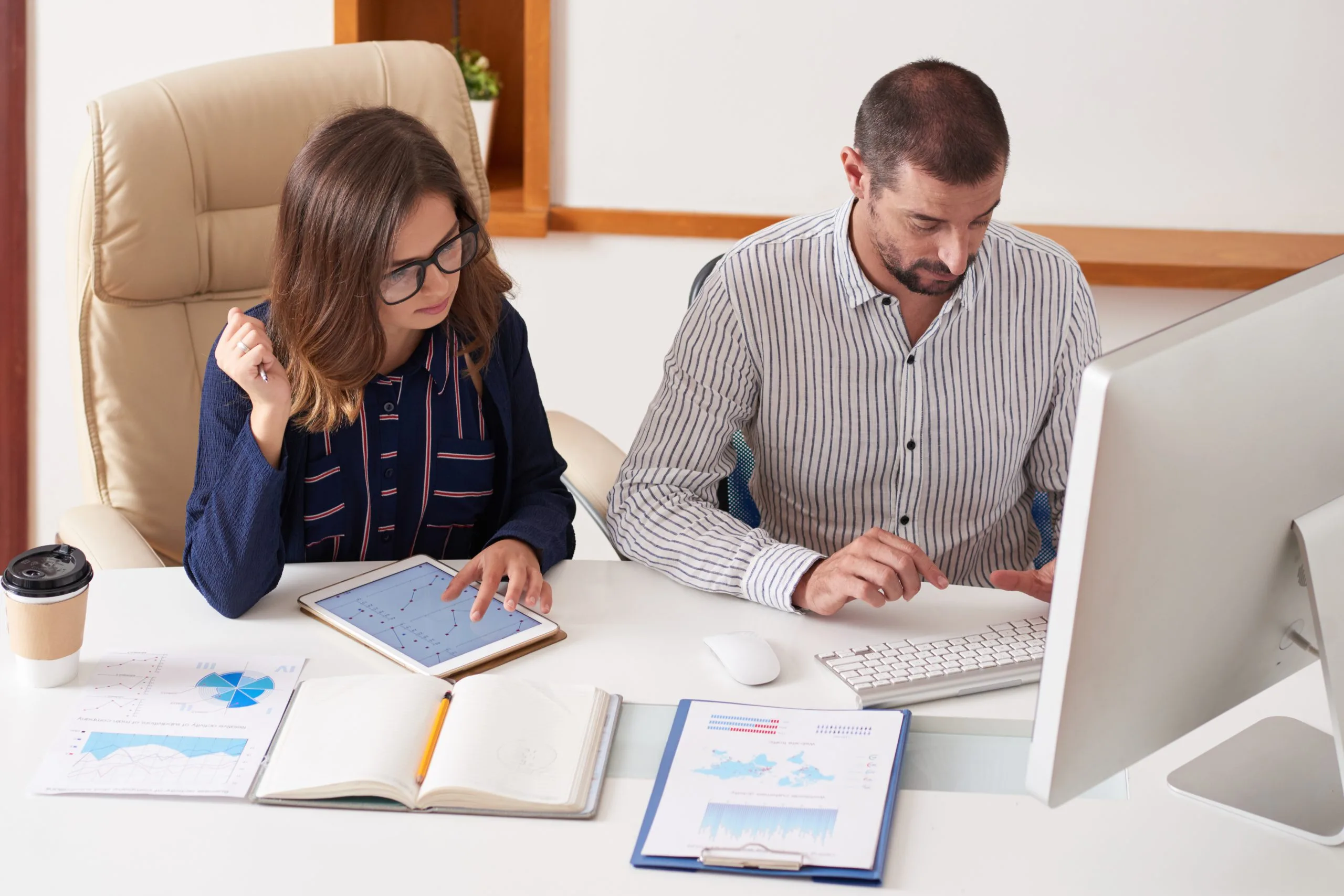 Equipe da FMC analisando relatorios financeiros