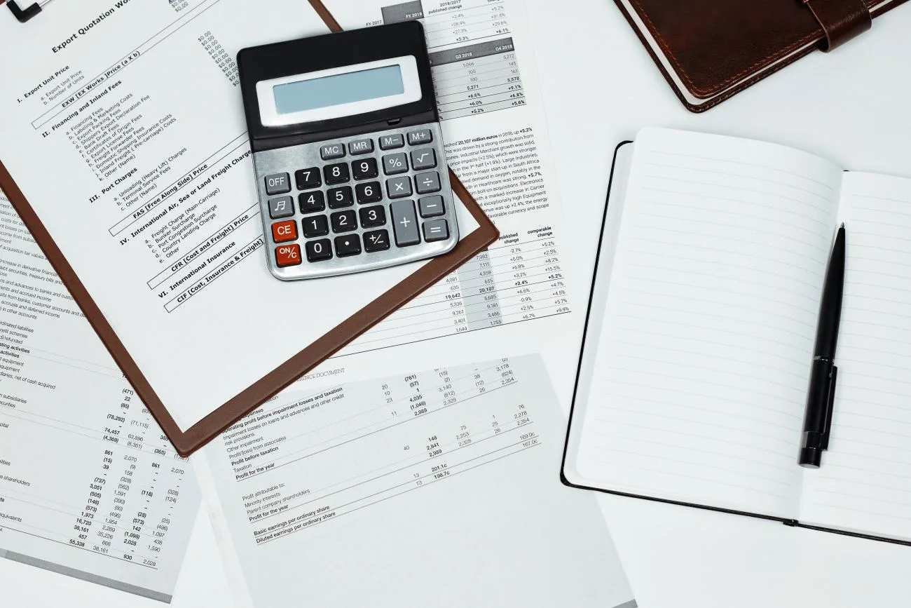 Calculadora e documentos fiscais sobre a mesa
